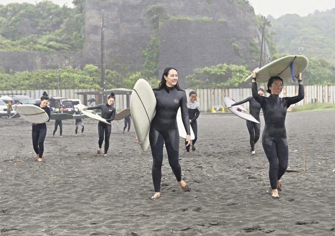 『DEUS WOMENS × YR ONE DAY SURF SESSION』シエラ・ラーバック×りょうべい、笑顔に満ちあふれたワンデー・サーフセッション
