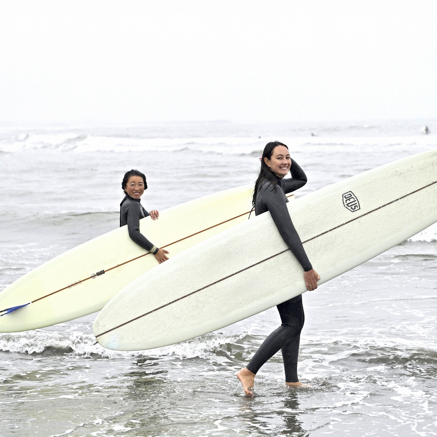 『DEUS WOMENS × YR ONE DAY SURF SESSION』シエラ・ラーバック×りょうべい、笑顔に満ちあふれたワンデー・サーフセッション