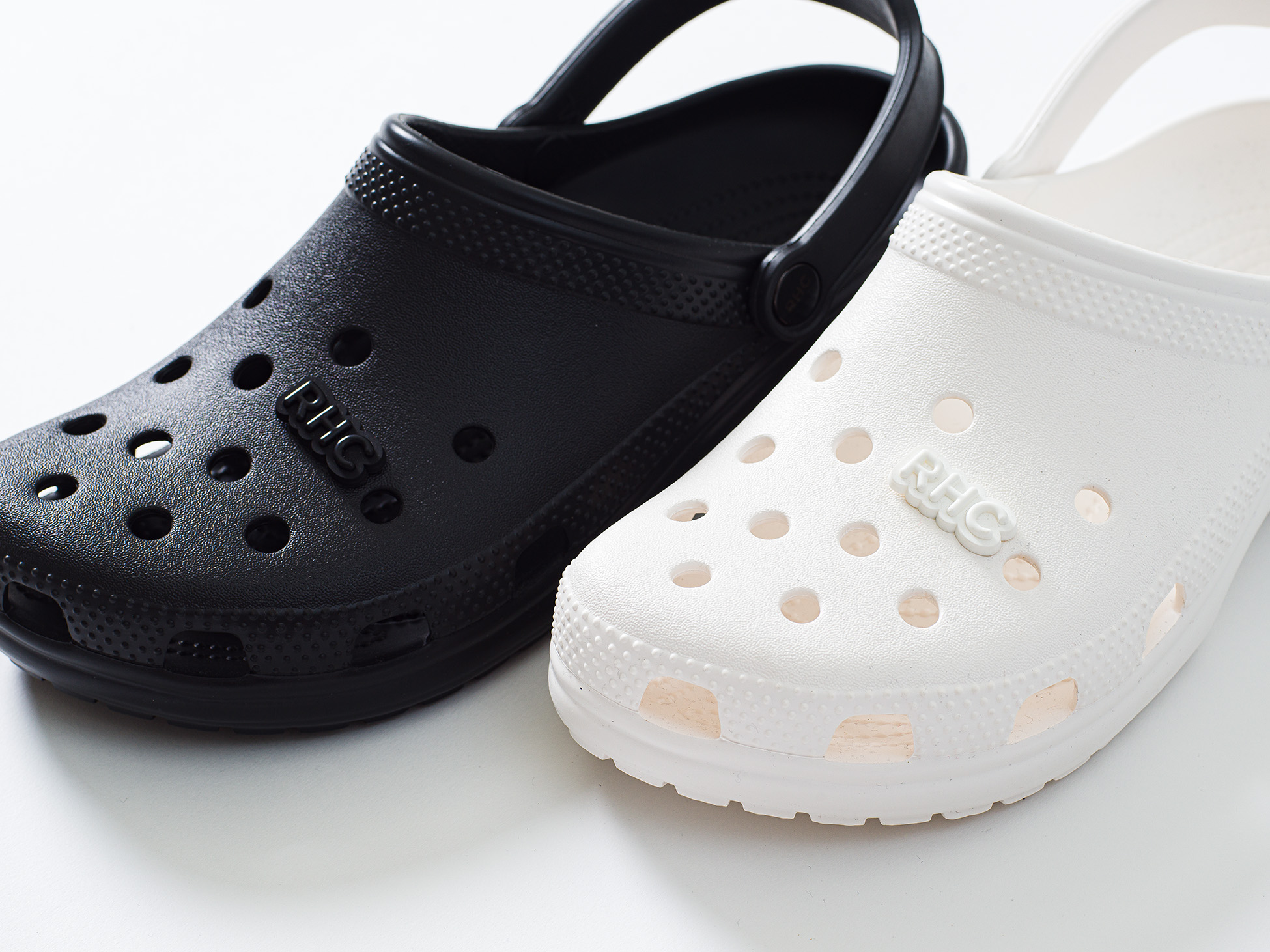 サーファー心くすぐる別注モデル「CROCS for RHC Classic Clog」が7月16日にリリース